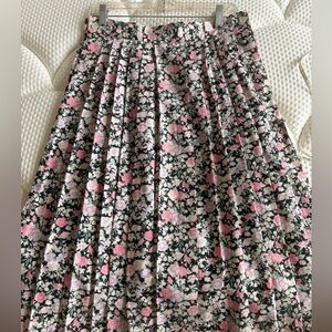 Nordstrom tailored women’s pleated skirt size 14. Excellent condition